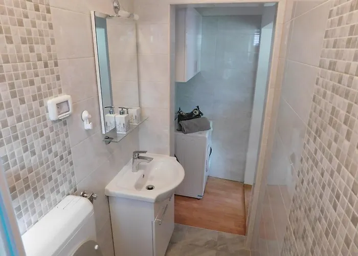 Angela * Ρόβινι